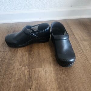 Black leather Dansko clogs size 40